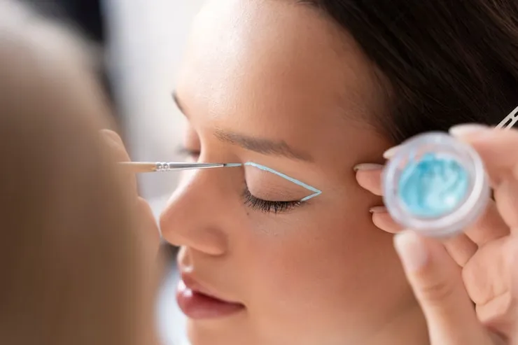 How to Apply Eyeliner for Women with Shaky Hands