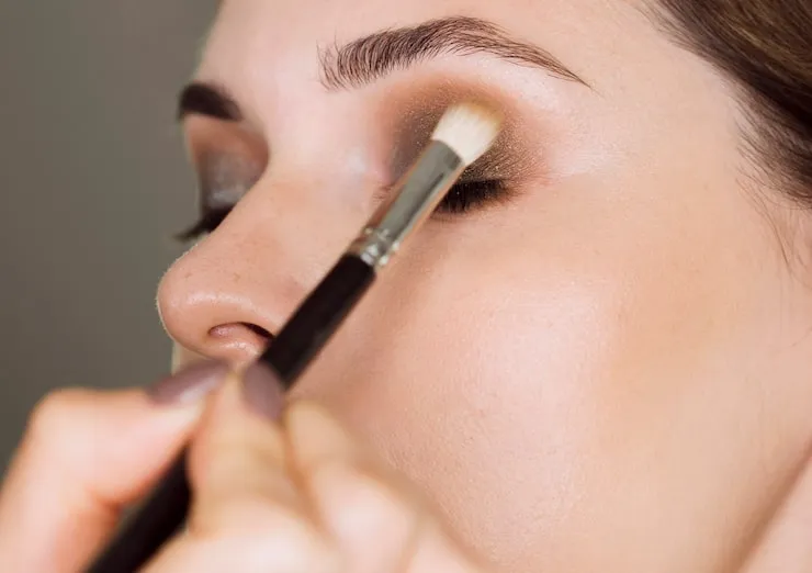 The Easy Way To Put Eyeshadow On Your Eyes